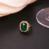 Colar com Pedra Preciosa Quadrada Verde da Avó, Brincos de Diamante Estilo Hong Kong Literário e Retrô, Três Anéis da Moda de Alta Qualidade.