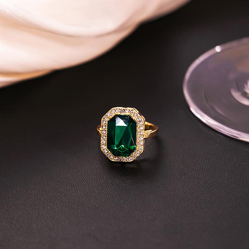Colar com Pedra Preciosa Quadrada Verde da Avó, Brincos de Diamante Estilo Hong Kong Literário e Retrô, Três Anéis da Moda de Alta Qualidade.