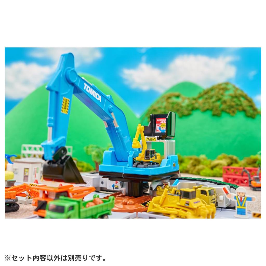 Takara Tomy Tomica Vehicle Town Transforming Excavator Tomica Miniature Car Toy for ages 3 and up (with car)