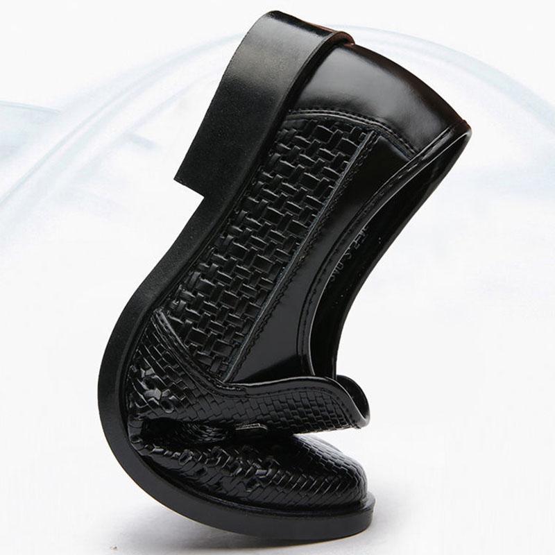 Letní pánské sandály ležérní měkká podrážka prodyšné kožené společenské boty duté vysoce kvalitní sandály odolné proti opotřebení a pohodlné