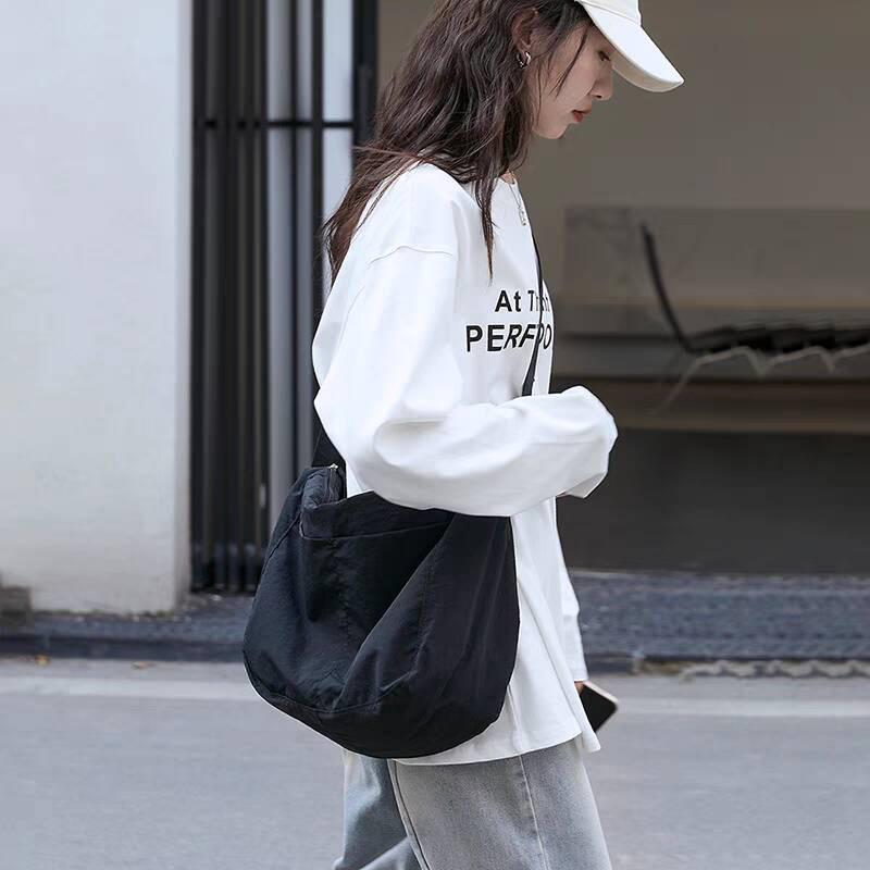 

Tote Bag Leisure Sports Waterproof Canvas Bag Messenger Bag Commuter Shoulder Dumpling Bag Luggage чорний