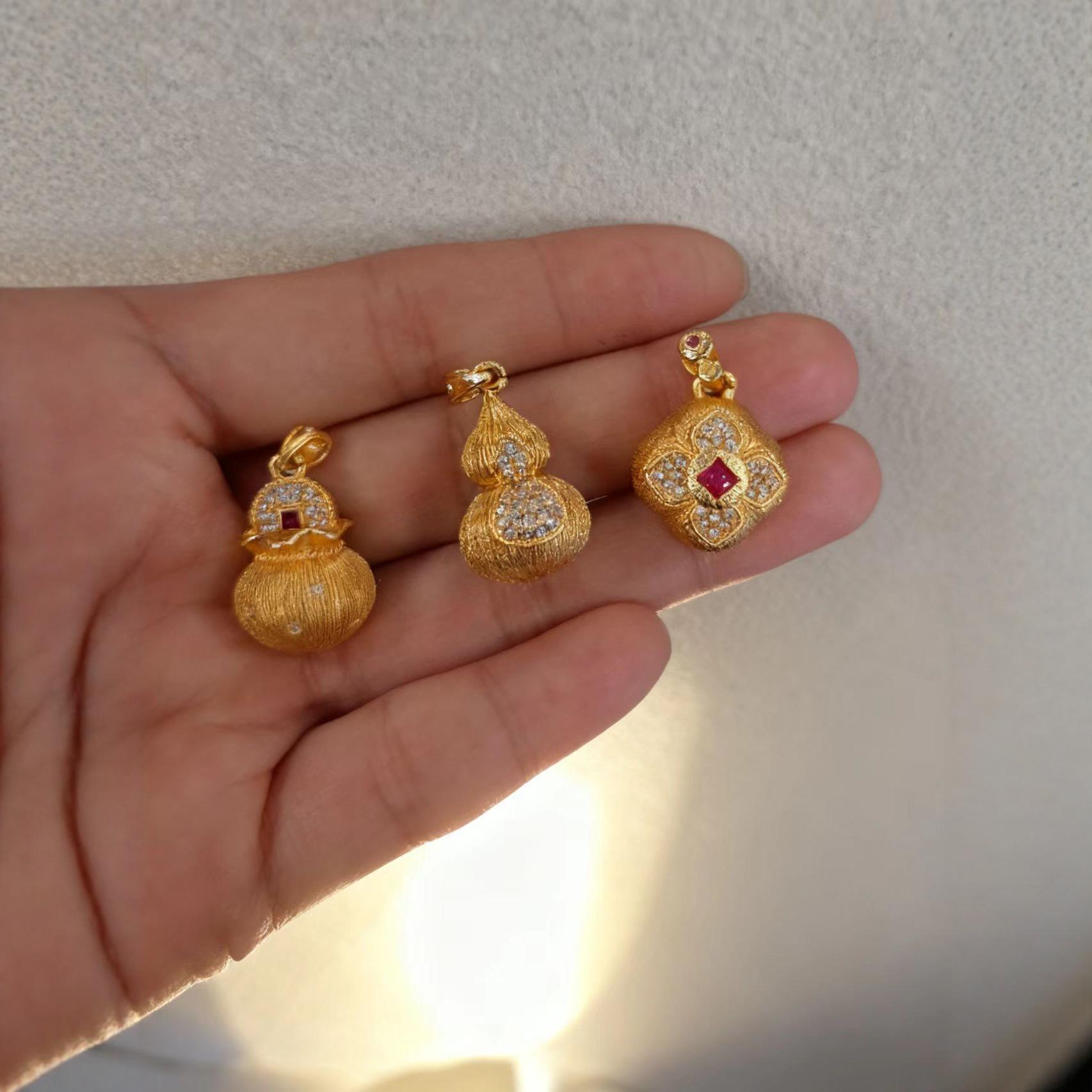 Вьетнамское ожерелье-тыква из бархата цвета brushed gold со стразами и подвеской-клевером Подарок