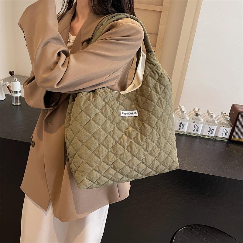 Однотонная сумка через плечо для женщин — фото 19