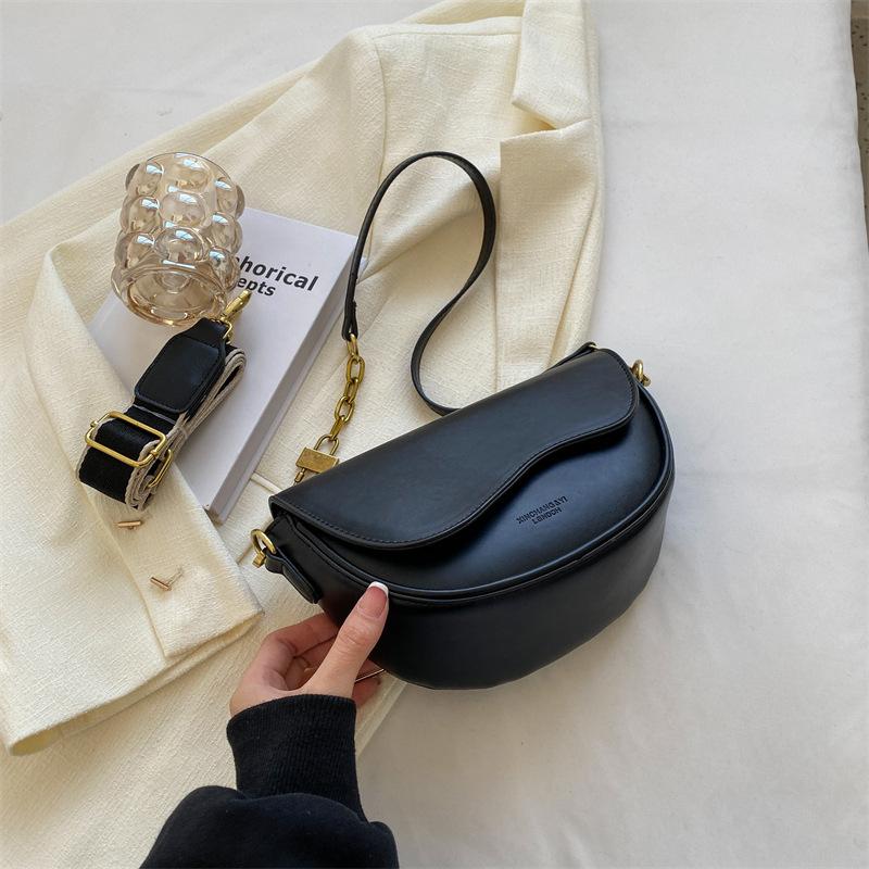 Korean Version of Fashion Small Bag Women's 2025 Autumn New Popular Retro Versatile Messenger Bag One Shoulder Underarm Saddle Bag