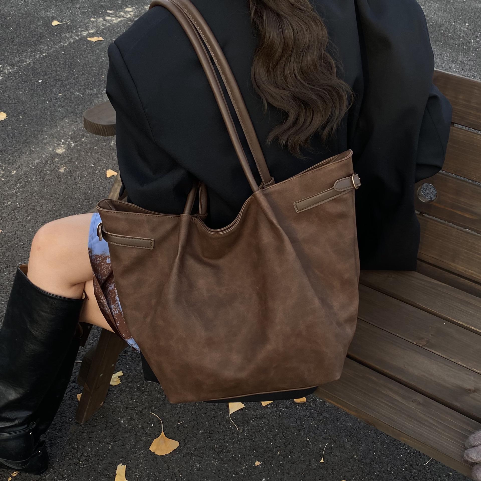 

2025 Autumn Retro Trendy Women s Single Shoulder Tote Bag - Large Capacity for Work & Commute кавовий