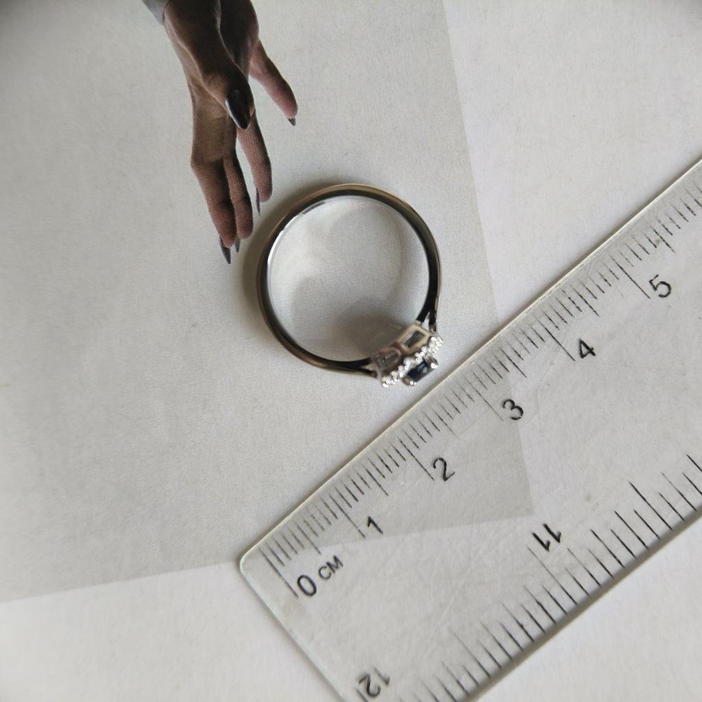 Серебряное кольцо с натуральным сапфиром 0.525ct, фианитами, вес изделия 2,32 гр (2181033)