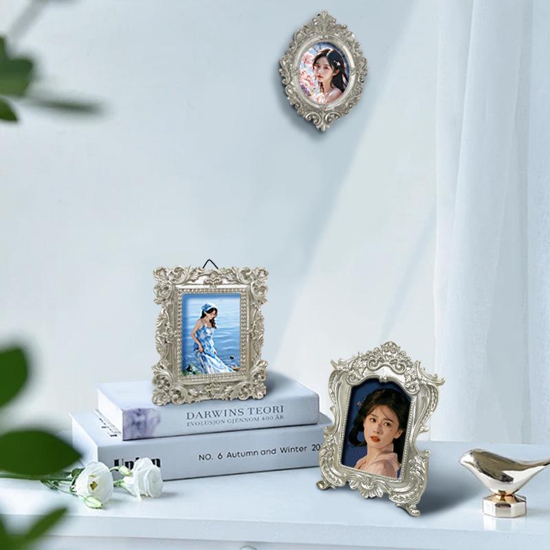 Victoria-Style Retro Resin Photo Frame Ornament - Light Luxury Badge Display Stand for Photo Props