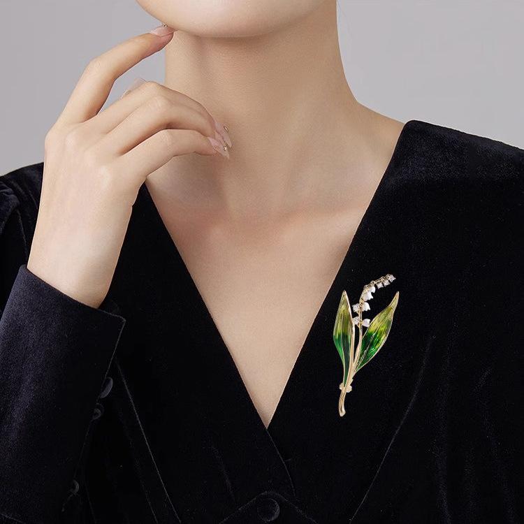 Spilla Campanula Foglia Verde Fresca e Leggera, Corsage Colorato Smaltato, Spilla Staccabile