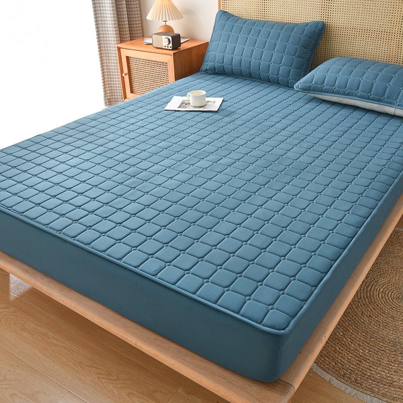 Thickened Brushed Non-Slip Waterproof Quilted Mattress Cover, for Autumn and Winter Warmth and Protection.