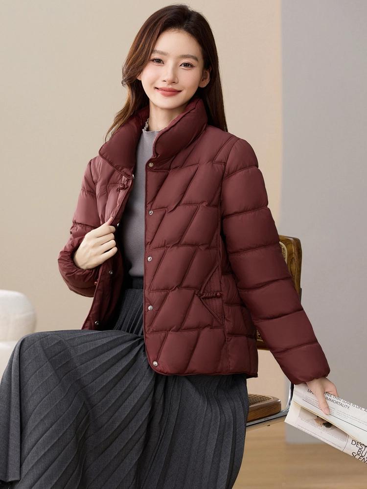 Tunn kort bomullsvadderad jacka med kinakrage