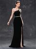 Elegantes One-Shoulder-Abendkleid mit gewebtem Metallgürtel und Schlitz