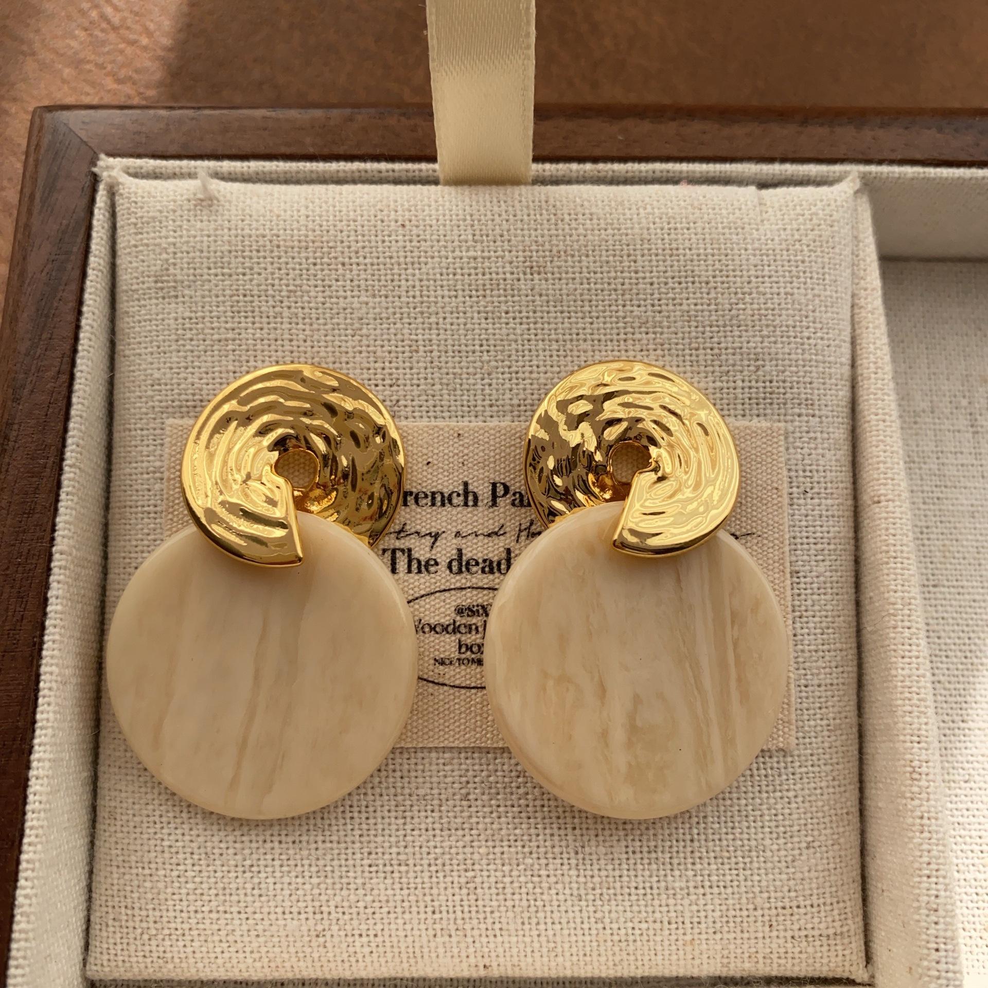 

Delicate round stud earrings, earrings, contrasting color design, warm and fresh earrings.
