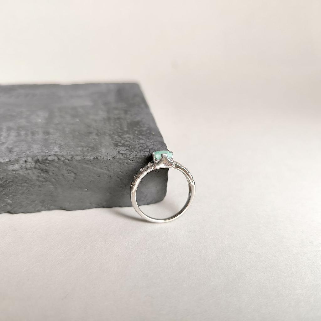 Silberring mit natürlichem Smaragd 0,625 ct, Gewicht des Artikels 2,6 g (2162001)