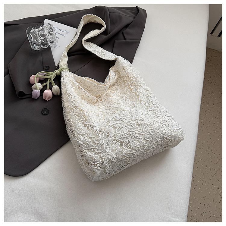 Simple and fashionable shoulder bag flower lace summer gentle fairy beauty large capacity lazy wind hollow commuter tote bag