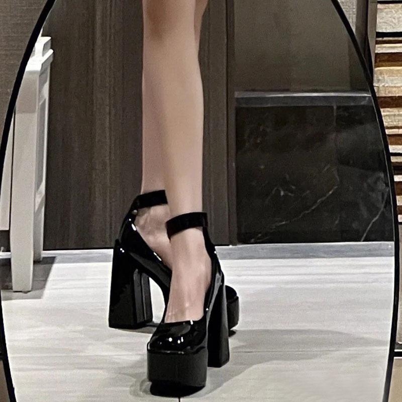 Lackleder runder Kopf superhoher Absatz dicker Absatz Ein-Wort-Schnalle Einzelne Schuhe Damen 2025 Frühling und Herbst wasserdichter Tisch flacher Mund