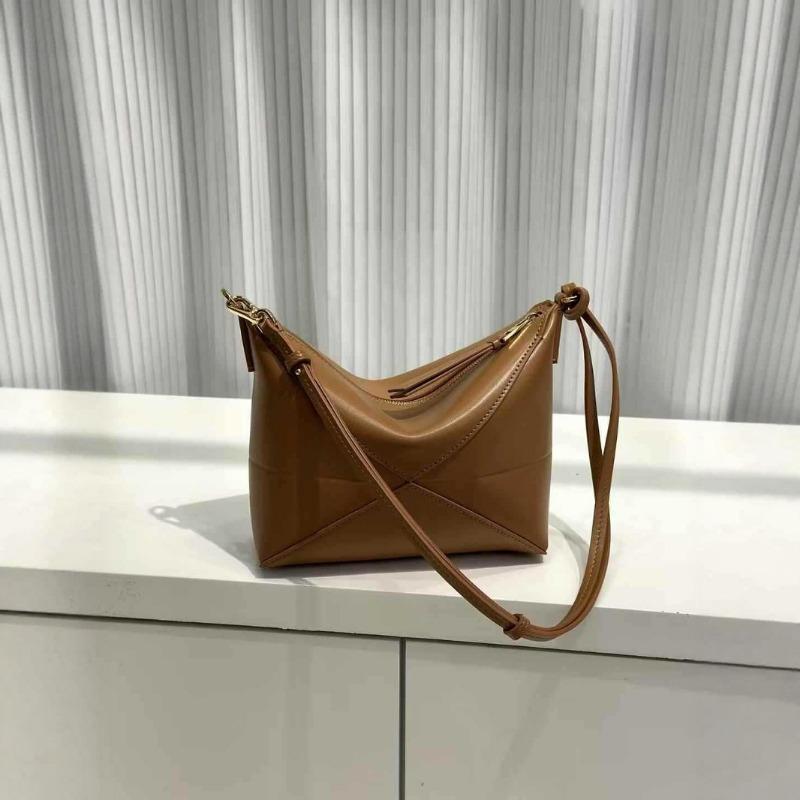 

Креативная складная геометрическая сумка из натуральной кожи, женская новая дизайнерская нишевая сумка подмышку из коровьей кожи, легкая роскошная сумка для поездок на работу 23*6.5*15.5cm темно-коричневого