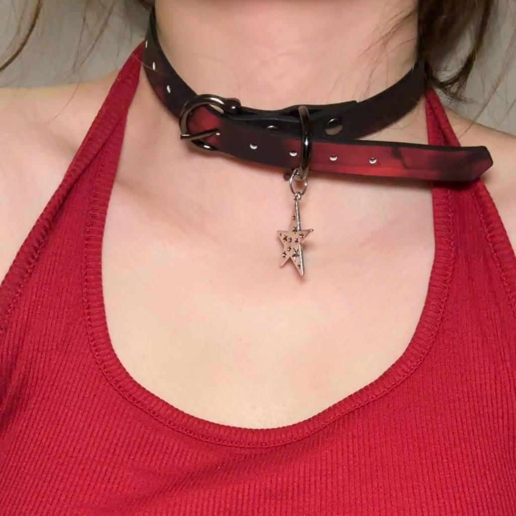 Chique Pittige Meisje Leren Bel Choker Ketting – Uniek Minderheidsontwerp