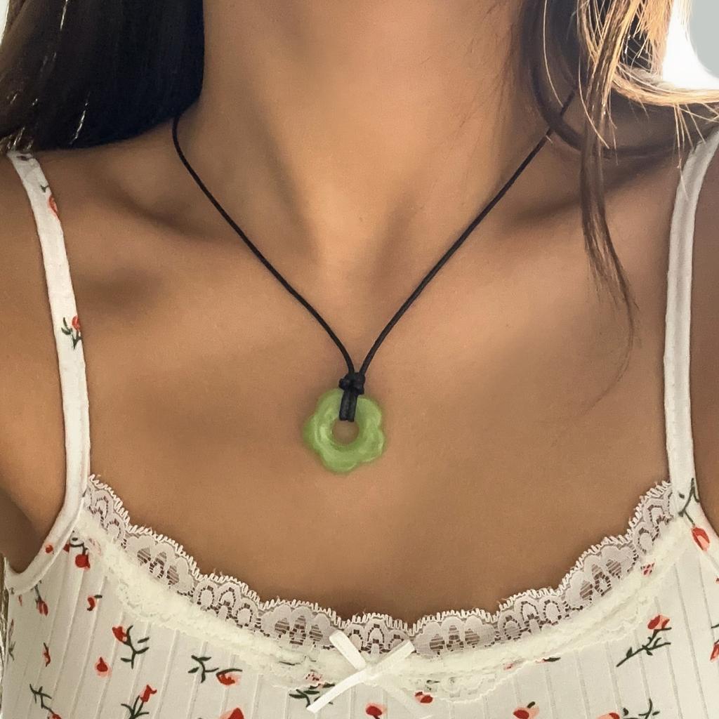 Simple Wax Line Pastoral Flower Pendant Necklace Female, Holiday Style Hollow Pattern Necklace