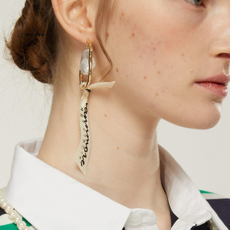 

Iannmore Black Tape Logo Irregular Ring Pearl Earrings White_FREE