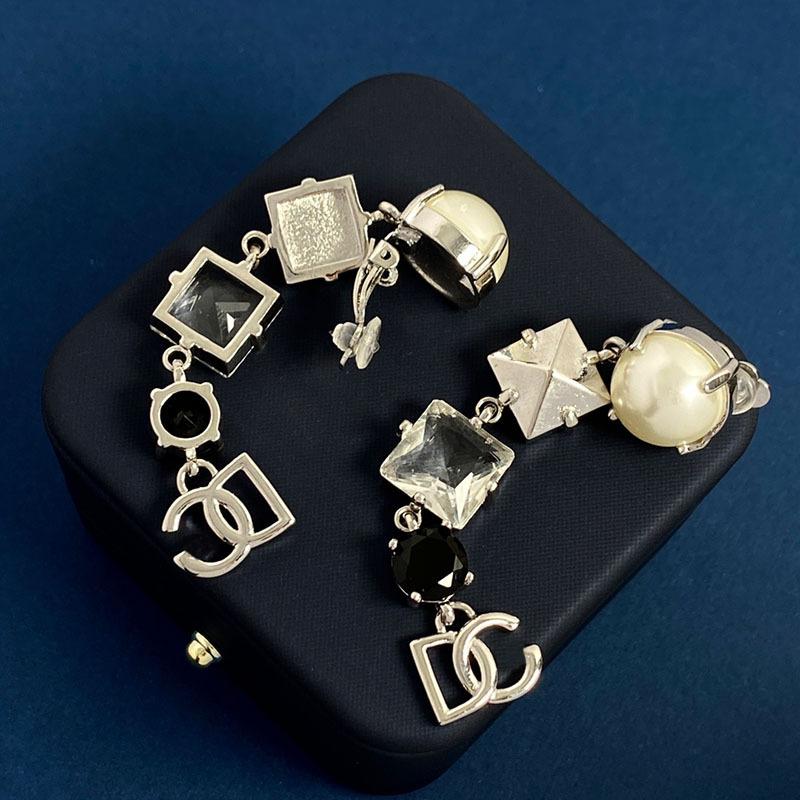 Light Luxury Medieval Earrings, Court Style Rivets, Square Diamonds, Round Diamonds Dg Letter Long Ear Clips, Earrings Without Piercings.