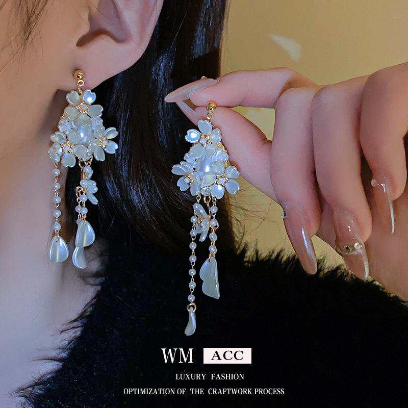 Eleganckie Retro Srebrne Kolczyki z Perłowym Chwostem o Kwiatowym Wzorze