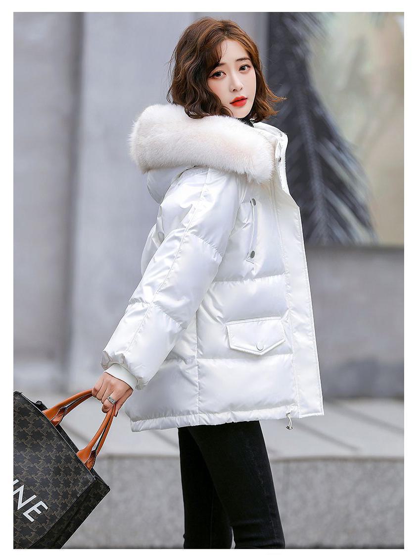 

Женская блестящая белая куртка на утином пуху, модель 2024 года — короткая, не требующая стирки, теплая, свободного кроя с меховым воротником S белый