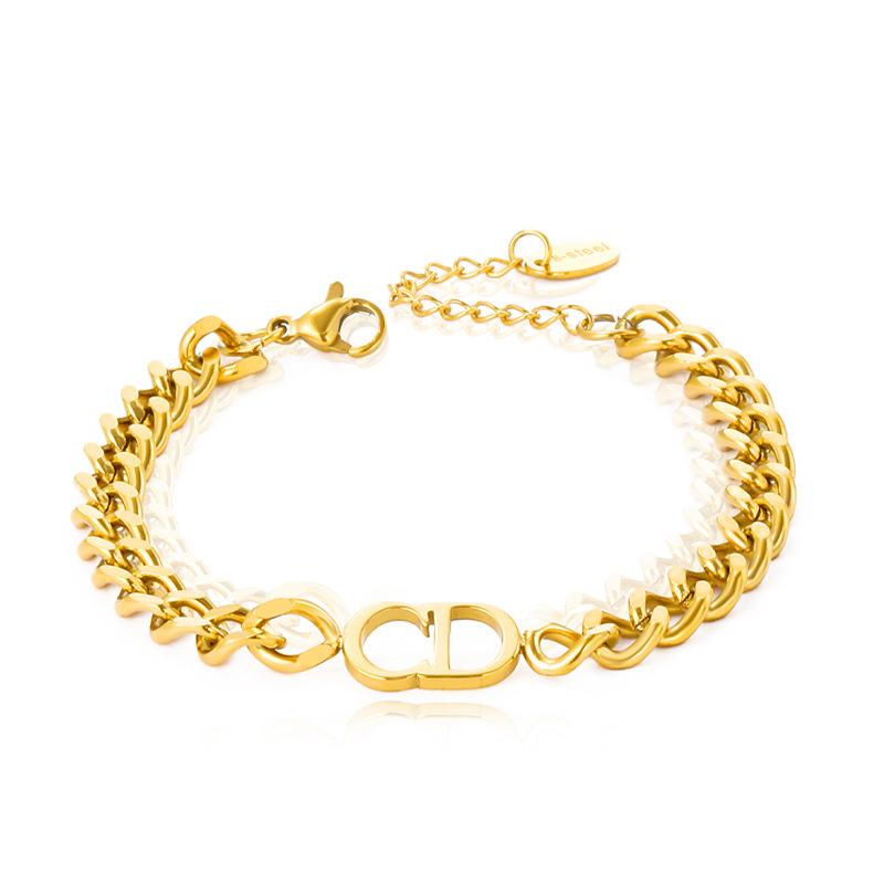 Dreiteiliges Schmuckset aus Titanstahl von europäischen und amerikanischen Top-Designern: Halskette, Ring und mehr.