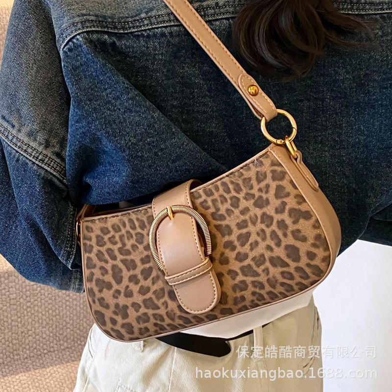 Underarm bag women's 2025 new trendy high-end autumn and winter retro shoulder bag super fire commuter messenger small square bag