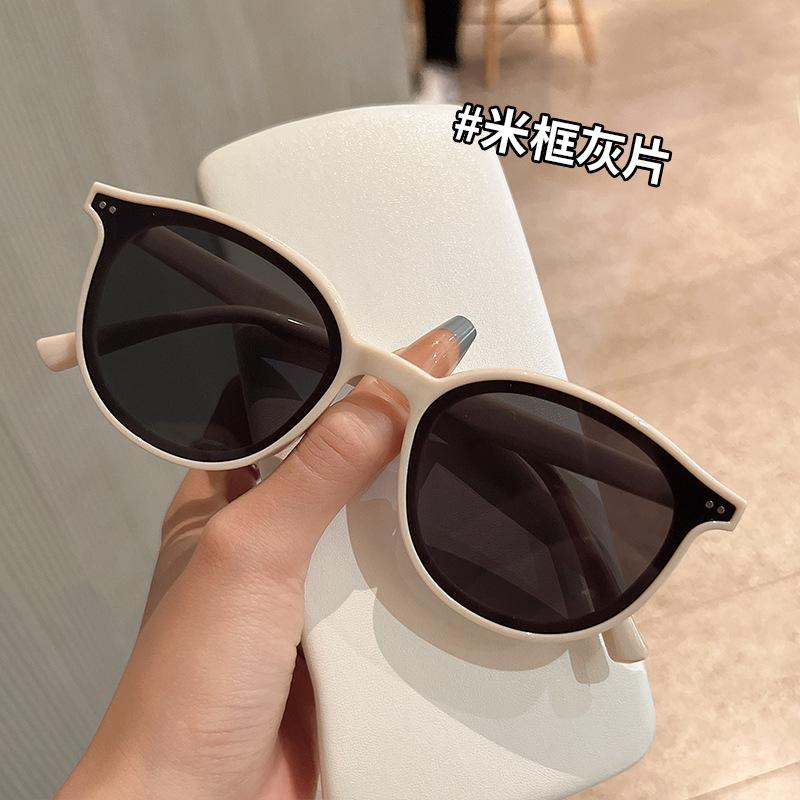 Fashion Style Sunglasses Women Rivets Decoration Anti-Glare Women'S Sun Glasses Beach Playing Man Sunglass