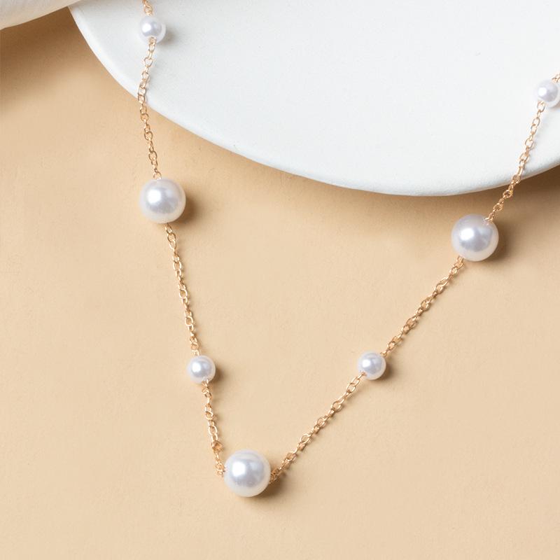 Pearl Necklace: Street Style Chain with Natural Elegance
