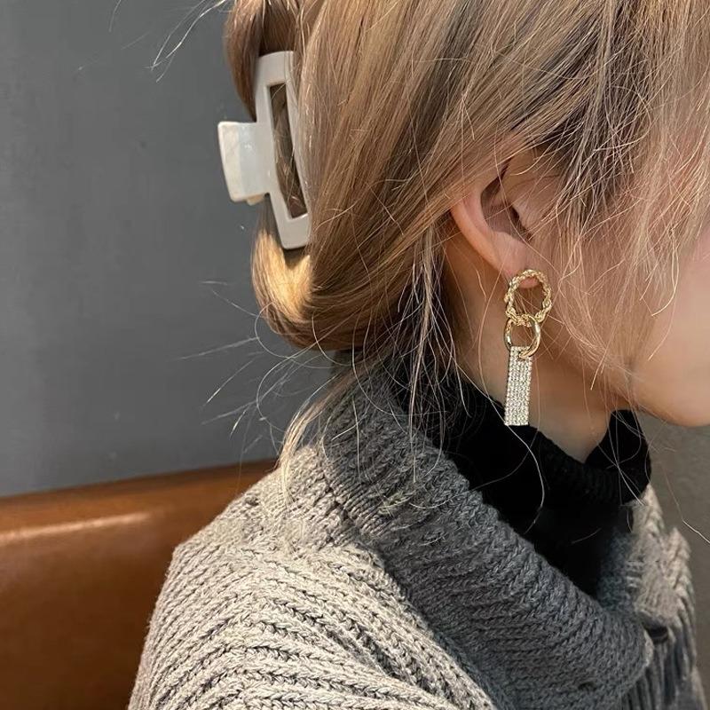 South Korea Dongdaemun new chain exquisite fashion earrings temperament ins trendy fashion generous cold wind earrings
