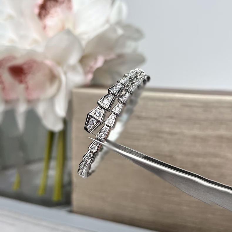 Luxuriöses 18 Karat Roségold-plattiertes Schlangenknochen-Armreif mit Diamanten für Damen