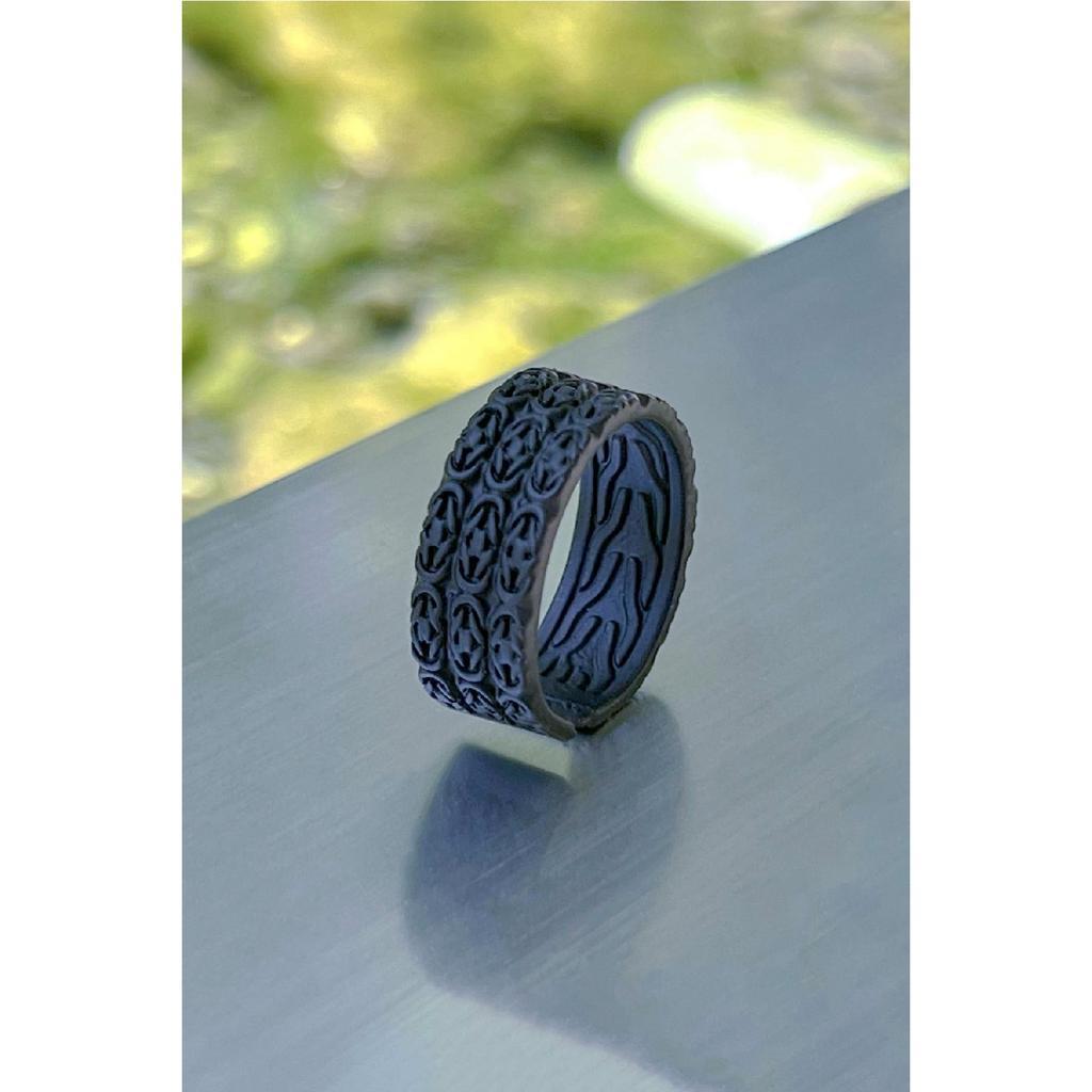 Verstellbarer schwarzer Ring mit Fischgrätenmuster