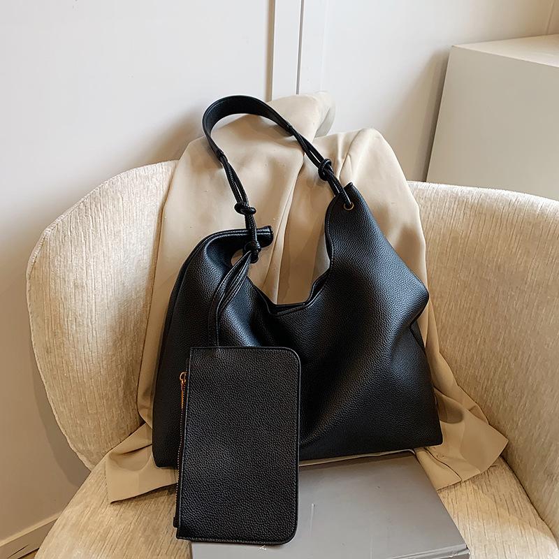 Retro Tote Bag Women's New Autumn and Winter Popular Large-capacity Shoulder Bag Niche Design Commuter Bag