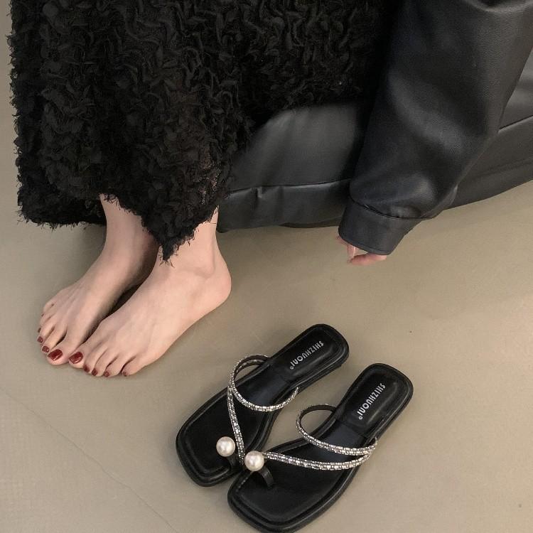 Low-heeled rhinestone cover-toed French small cool slippers fairy shoes wear 2025 new summer pearl silver sandals