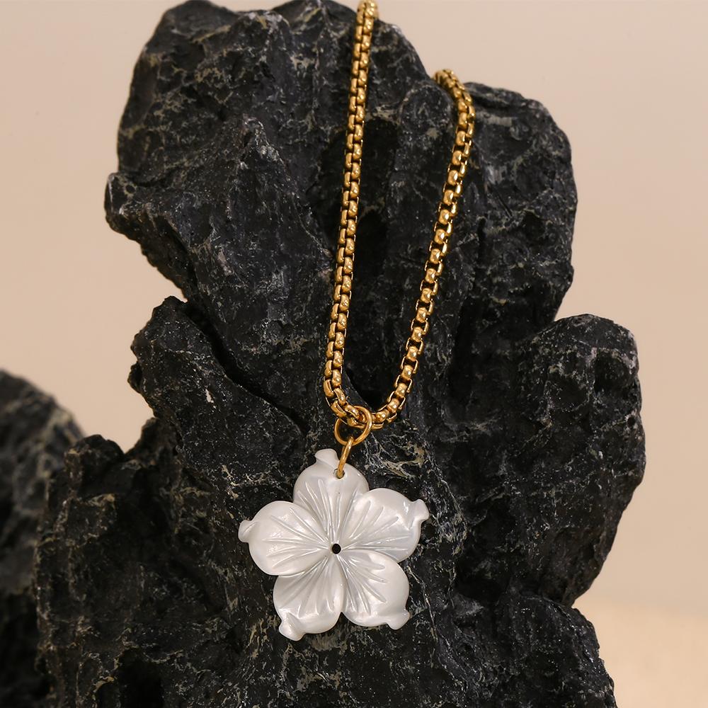 MamacitaSlay Elegant White Shell Petal Pendant Square Pearl Chain Necklace One Piece Stainless Steel Women's Jewelry Decoration