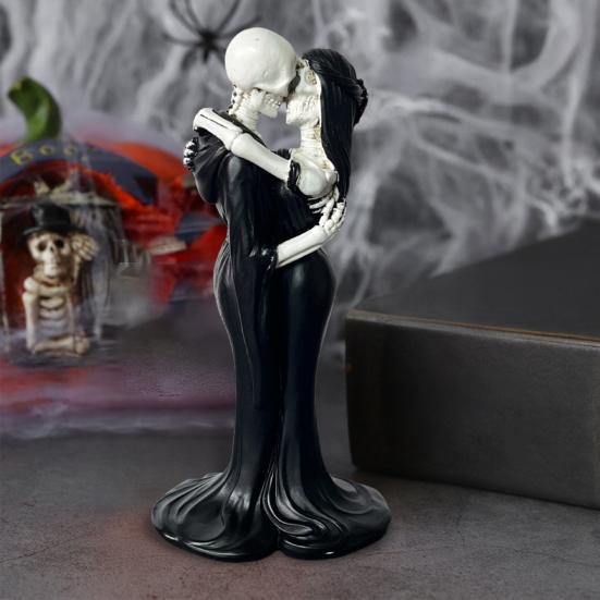 Skeleton Couple Kissing Figurine Romantic Skeleton Lovers Statue Resin Collectible Tabletop Ornament for Gothic Home Office Desk Decor