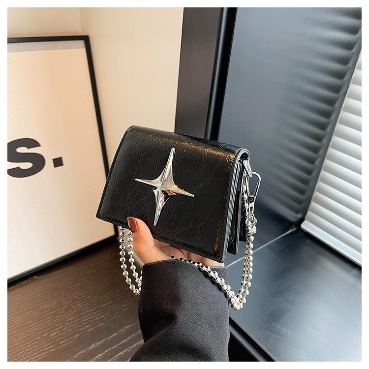 

Simple and fashionable texture Internet celebrity commuting chain small bag women s 2025 early spring new shoulder messenger bag small square bag чёрный