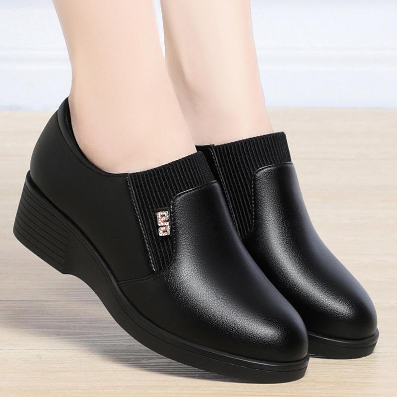 Módní Pohodlné Boty z Měkké Kůže s Hlubokým Výkrojem Flexibilní Mokasíny Dámské 2024 Jaro Platforma Klínky Boty Do Kanceláře Pro Mamu Do Práce Nové