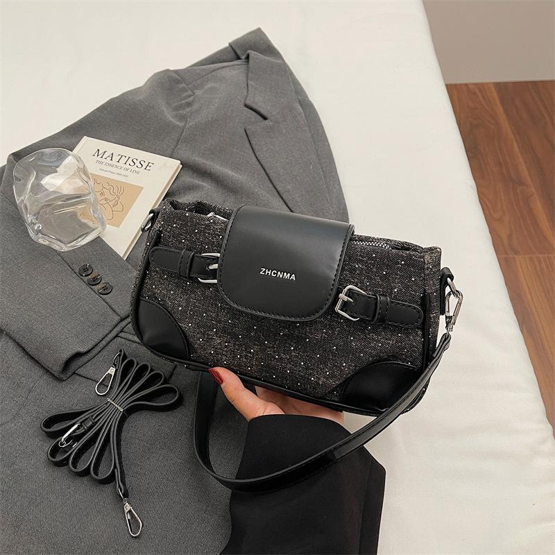 

Корейская версия модной повседневной популярной нишевой сумки женская летняя 2025 новая высокоценная сумка-мессенджер сумка на плечо подмышку чёрный