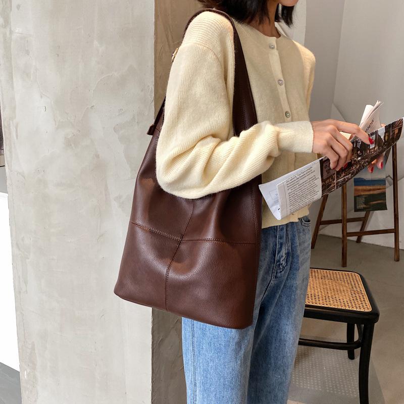 Large capacity soft surface bag women's 2026 new retro fashion versatile shoulder messenger bag texture commuter bucket bag