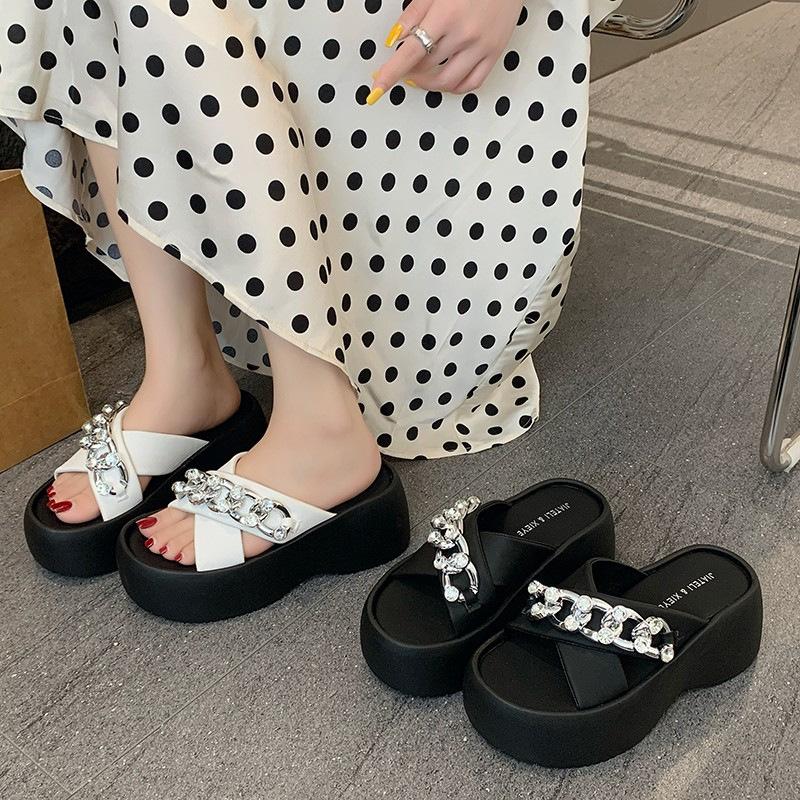 Popular Thick-bottomed Cool Slippers for Women's Outer Wear 2025 Summer New High-value Metal Chain Soft Bottom Cross-strapped Slippers for Women
