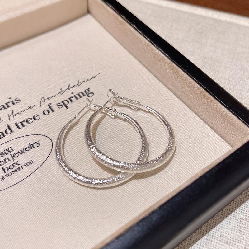 

Блестящие серьги-кольца Starry Sky для женщин: Универсальный, высококлассный стиль 5cm серебряный