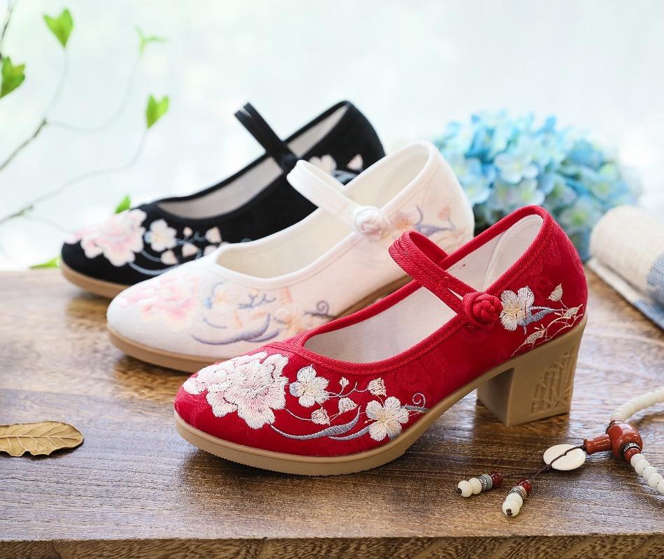 Maogu Scarpe col Tacco Alto da Donna Scarpe in Tessuto Tacco Quadrato Bocca Bassa Punta Rotonda Ricamo Cinese Scarpa da Sposa Décolleté Elegante 2026
