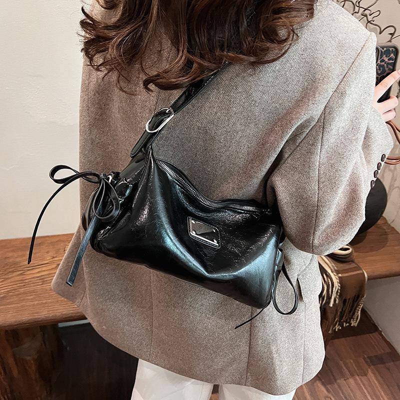 

Сумка Женская 2025 Зима Новая Мода Универсальная Сумка Мессенджер Мягкая PU Кожа Текстурированная Подмышечная Портативная Сумка-Подушка 25*9*14 чёрный