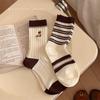 Doppelnadel Retro Gestreifte Mid-Calf Socken mit Niedlichem Bär-Design für Damen