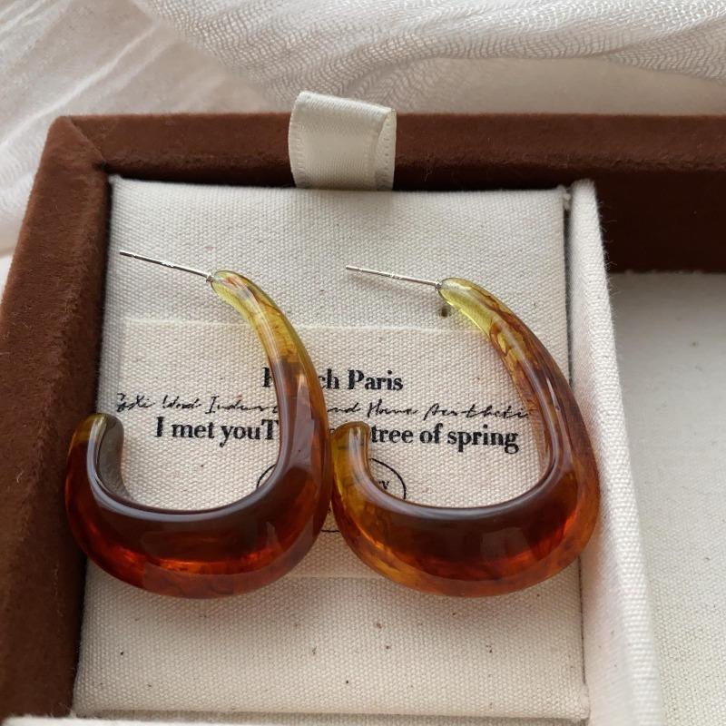 C-Shaped Resin Earrings, Earrings, Simple Temperament, Semi-Round Gentle Studs, Exaggerated Retro Fashion And Artistic Sense, C-Ring Earrings.