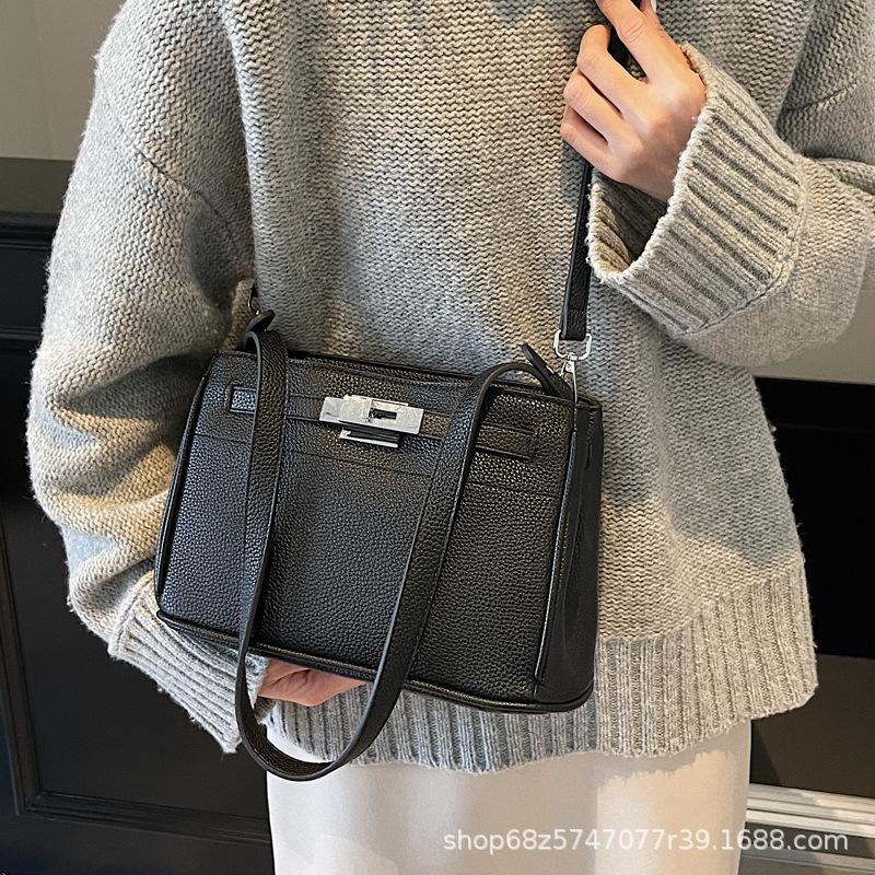 Retro High-end Underarm Bag Women's 2025 New Fashion Texture Kelly Bag Niche Design Simple Shoulder Women's Bag