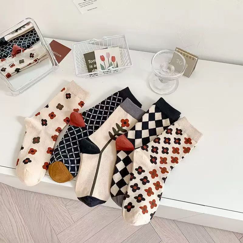 Women's Winter Camellia Checkerboard Pattern Women's Mid Tube Socks Fashionable And Versatile Outer Socks Five Pairs Set