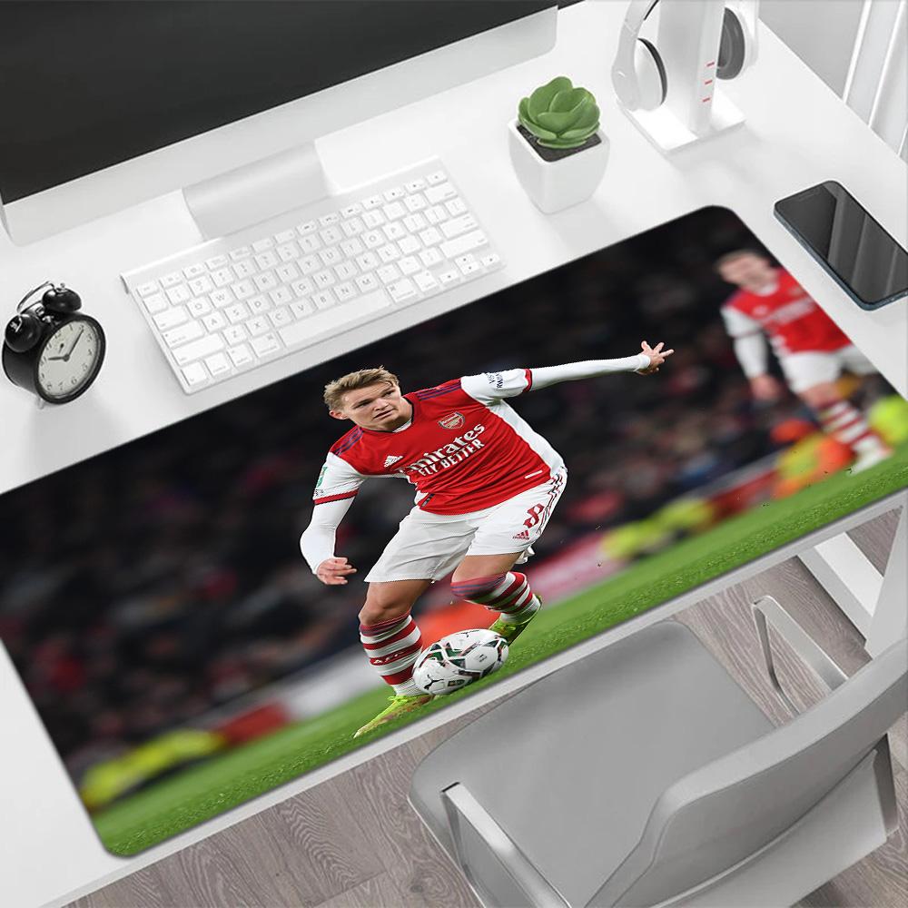 Arsenal Player Action Large Mouse Pad Desk Mouse Pad Desktop Mouse Pad Non-Slip Rubber Bottom Gaming Accessories Ideal Gift for Gamers